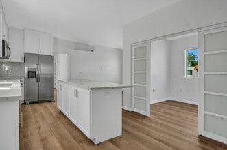 13804 Moorpark St, Unit 13804 Unit A in Los Angeles, CA - Building Photo - Building Photo