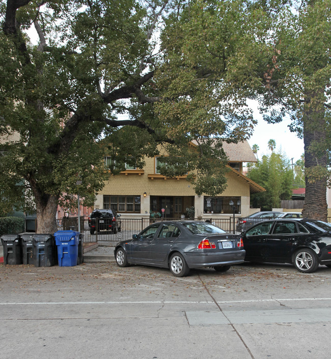 1847 N Gramercy Pl in Hollywood, CA - Foto de edificio - Building Photo