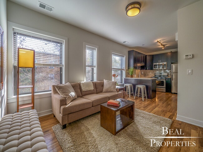 2203 W Eastwood Ave, Unit 1 in Chicago, IL - Building Photo - Building Photo