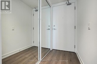 8-2708 Wellesley St W in Toronto, ON - Building Photo - Building Photo