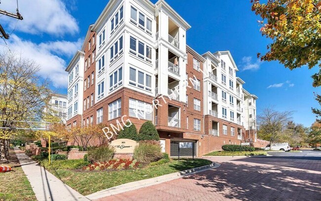 property at 801 S Greenbrier St
