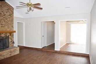 8321 Oak Ct in North Richland Hills, TX - Building Photo - Building Photo