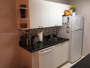 10738 N Kendall Dr in Miami, FL - Building Photo - Building Photo