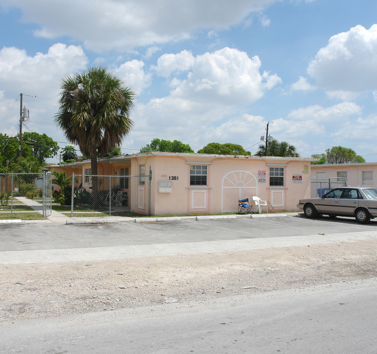 1301-1305 NW 2nd St in Fort Lauderdale, FL - Building Photo