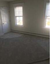 46 Stearns St, Unit 2L1 in Bristol, CT - Foto de edificio - Building Photo