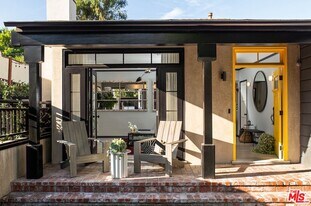 381 Huntley Dr in West Hollywood, CA - Building Photo