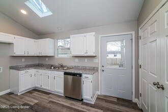 7103 Betsy Ross Dr in Louisville, KY - Building Photo - Building Photo