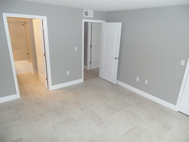 2341 NW 33rd St in Oakland Park, FL - Building Photo - Building Photo
