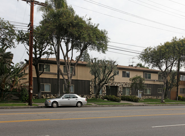 17417 Vanowen St in Van Nuys, CA - Building Photo - Building Photo