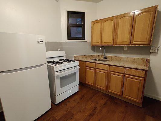 property at 2875 Bainbridge Ave