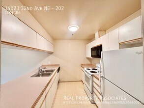 14023 32nd Ave NE in Seattle, WA - Building Photo - Building Photo