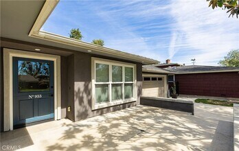 933 W Riviera Dr in Santa Ana, CA - Foto de edificio - Building Photo