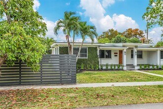 6050 SW 44th Terrace in Miami, FL - Building Photo - Building Photo