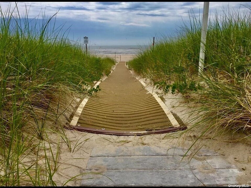 265 Dune Rd in Westhampton Beach, NY - Building Photo