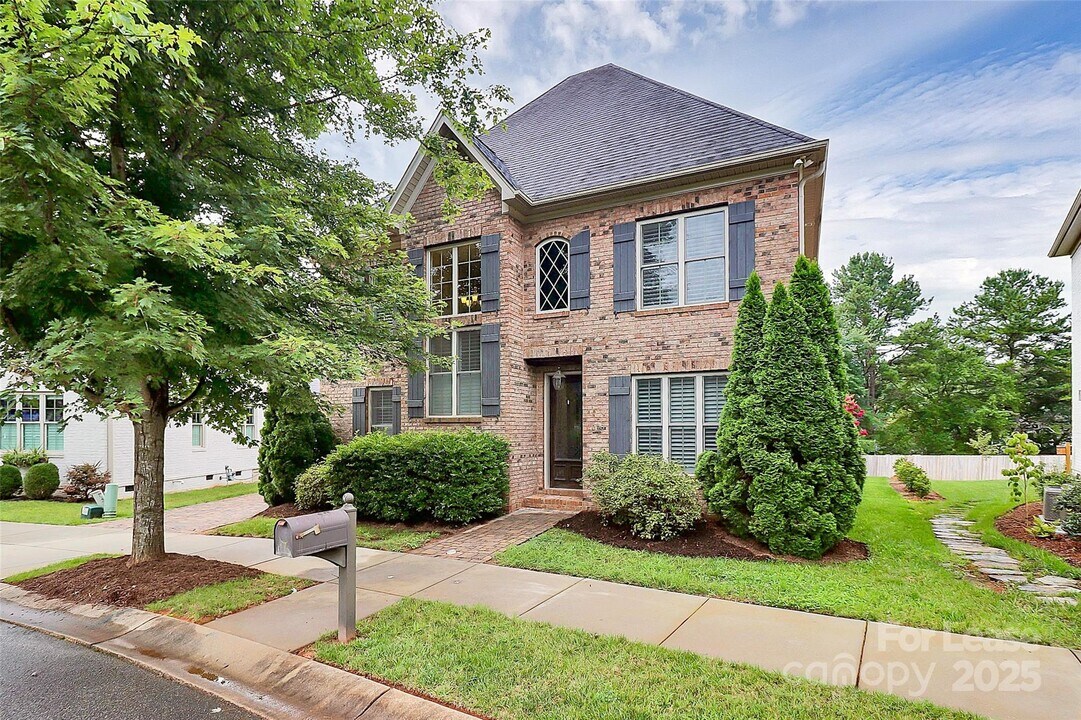 1048 Belmont Village Drive in Belmont, NC - Building Photo