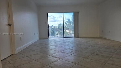 110 S Shore Dr, Unit 4E in Miami Beach, FL - Foto de edificio - Building Photo