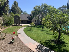 723 N Sierra Dr, Unit Guest House in Beverly Hills, CA - Foto de edificio - Building Photo