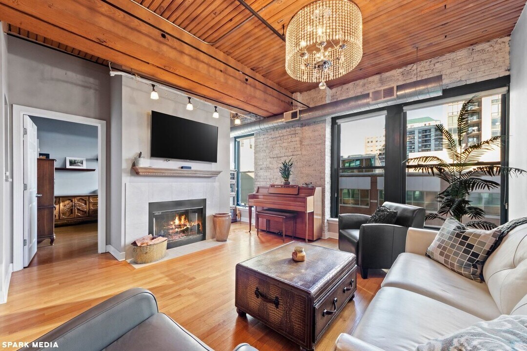 411 W Ontario St, Unit 405 in Chicago, IL - Foto de edificio
