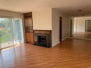 324 Oak Meadow Ct in Schaumburg, IL - Building Photo - Building Photo