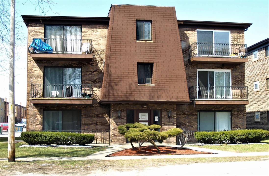 1930 Pulaski Rd in Calumet City, IL - Foto de edificio