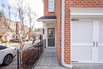 2190 Landing Walk Dr in Duluth, GA - Foto de edificio - Building Photo