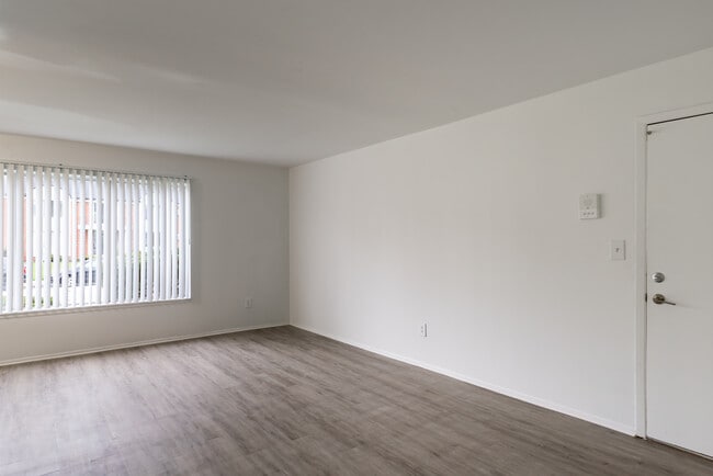 Carriage Park Apartments - Dearborn Heights, MI