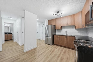 Lakewood Manor in Saskatoon, SK - Building Photo