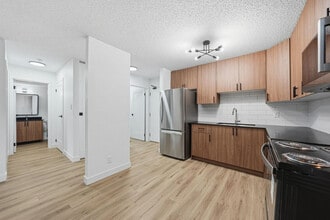 Lakewood Manor in Saskatoon, SK - Building Photo - Building Photo