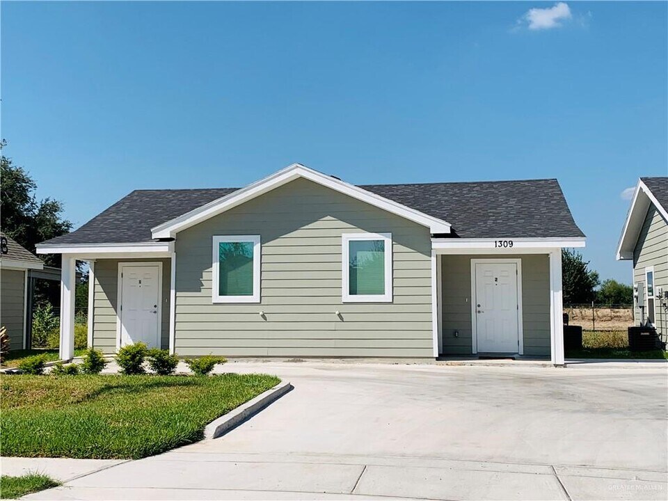 1309 Quitaca Dr-Unit -1 in Edinburg, TX - Building Photo