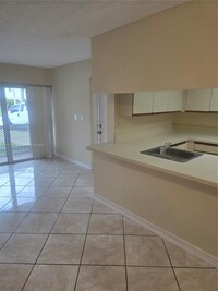 17320 NW 67th Pl in Hialeah, FL - Foto de edificio - Building Photo