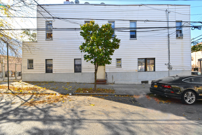 6106 55th St in Maspeth, NY - Building Photo - Other