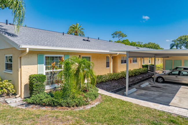 Woodland Villas in Clearwater, FL - Foto de edificio - Building Photo