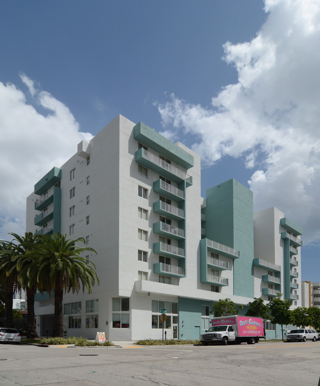 Camelot Court in Miami, FL - Foto de edificio - Building Photo