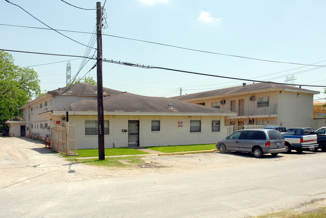 Oakland Plaza Apartments in Houston, TX - Building Photo