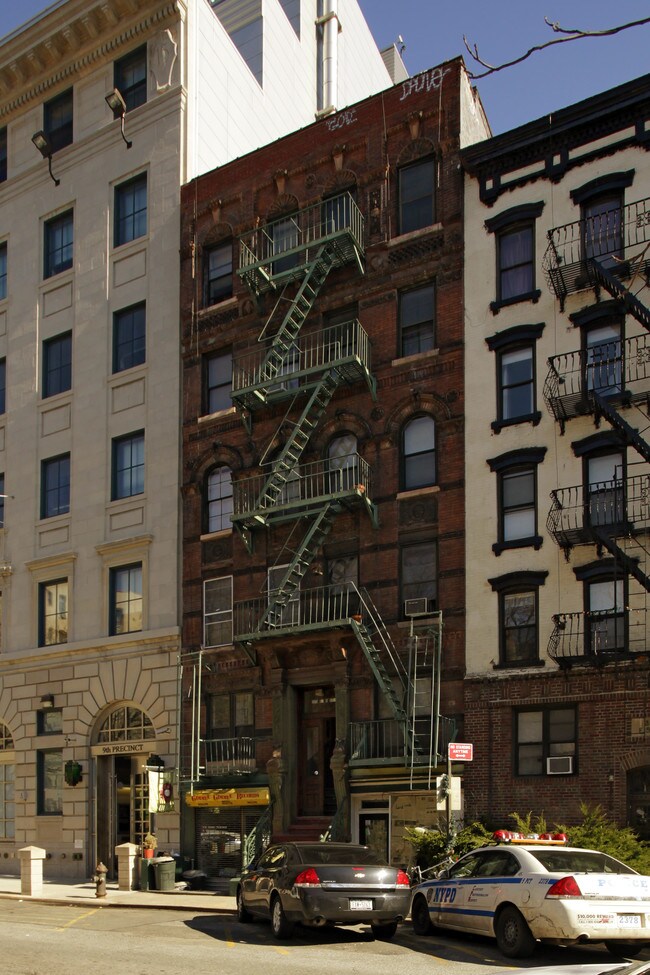 325 E 5th St in New York, NY - Foto de edificio - Building Photo