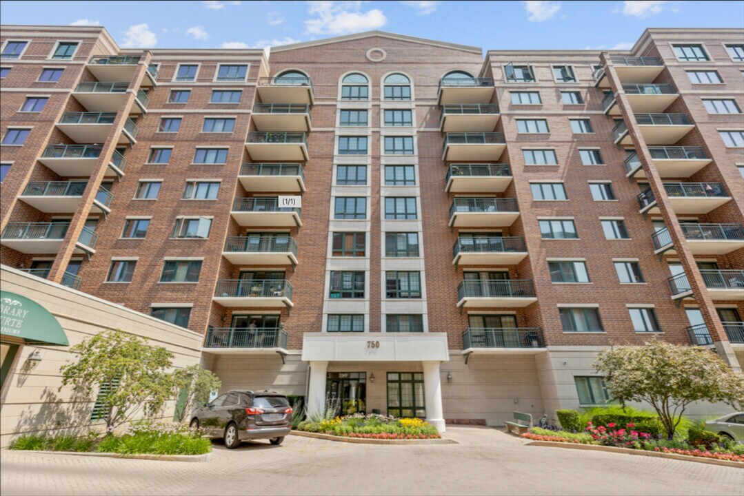 750 Pearson St in Des Plaines, IL - Building Photo