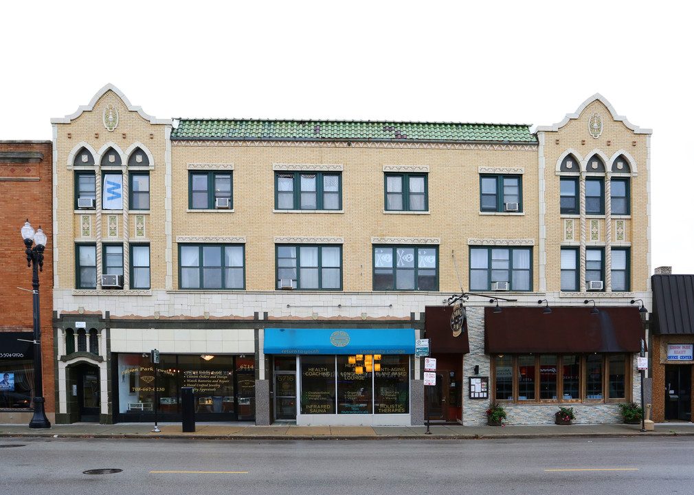 6714-6718 N Northwest Hwy in Chicago, IL - Building Photo