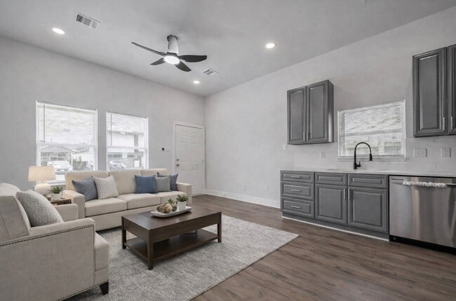 7993 Attwater St, Unit A in Houston, TX - Foto de edificio - Building Photo