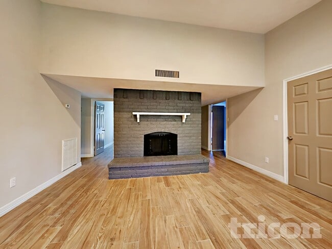 6127 Larchbrook Dr in Houston, TX - Foto de edificio - Building Photo