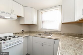 7037 Elmwood Ave in Philadelphia, PA - Building Photo - Building Photo