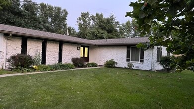 11405 Central Dr W in Carmel, IN - Foto de edificio - Building Photo