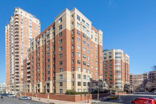 Lexington Square in Arlington, VA - Building Photo