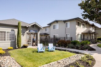 Chesapeake Point in San Mateo, CA - Foto de edificio - Building Photo