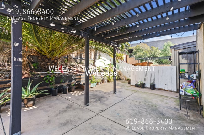 1886 Manzana Way