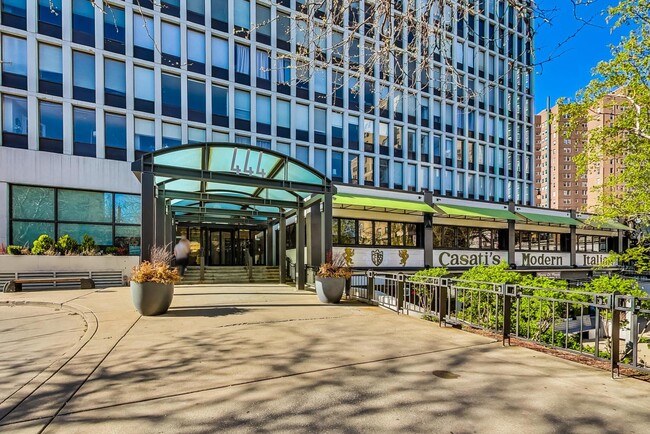 444 W Fullerton Pkwy in Chicago, IL - Building Photo - Building Photo