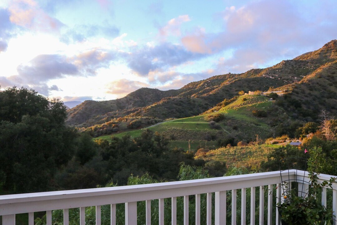 1368 Farnham Rd in Ojai, CA - Building Photo