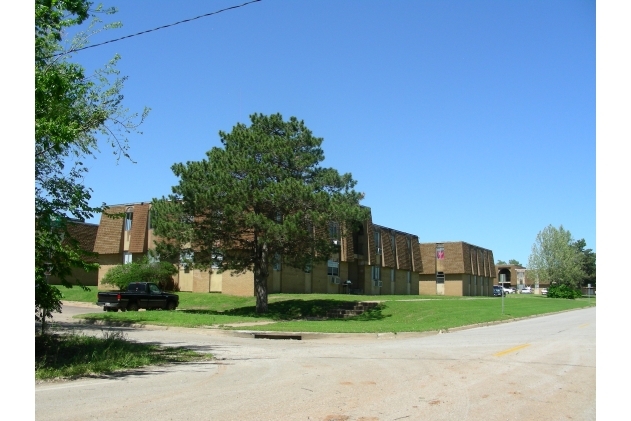 Leona Village Apartments in Enid, OK - Building Photo