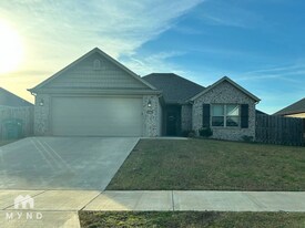 1061 Lakeview Dr in Centerton, AR - Building Photo