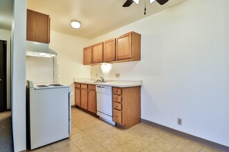 Varsity Square Apartments in Dekalb, IL - Foto de edificio - Building Photo