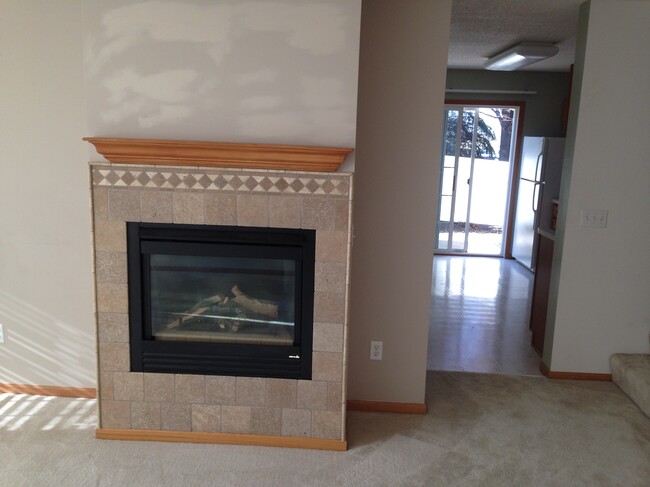 1239 Elmwood Ave in Shakopee, MN - Foto de edificio - Building Photo